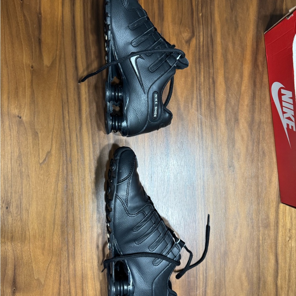 NIKE SHOX NZ EU w/original box

Shoes are in excellent condition. - Picture 2 of 8